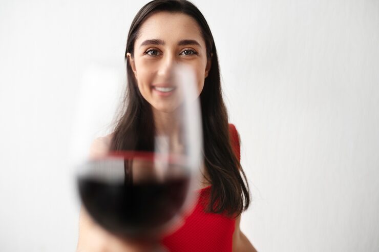 LA CRISIS MUNDIAL DEL ALCOHOL NO GOLPEA IGUAL AL VINO: MENOS EVASIÓN, MÁS CULTURA